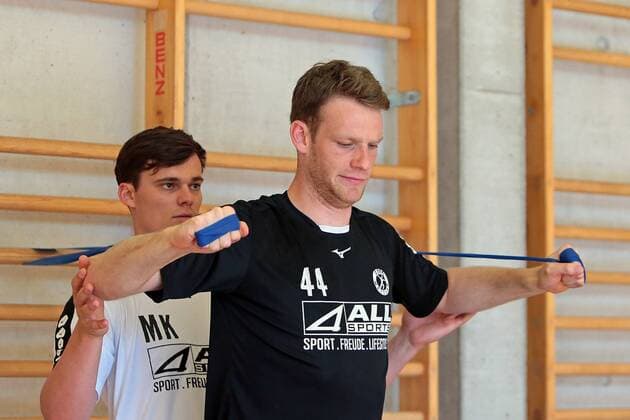 18.07.2018, xovx, Handball HBL, HSG Wetzlar Trainingslager in Kappl emspor, Ktrafttraining mit v.l. Physiotherapeut Malte Kraft (HSG Wetzlar) und Lenny Rubin (HSG Wetzlar). Kappl