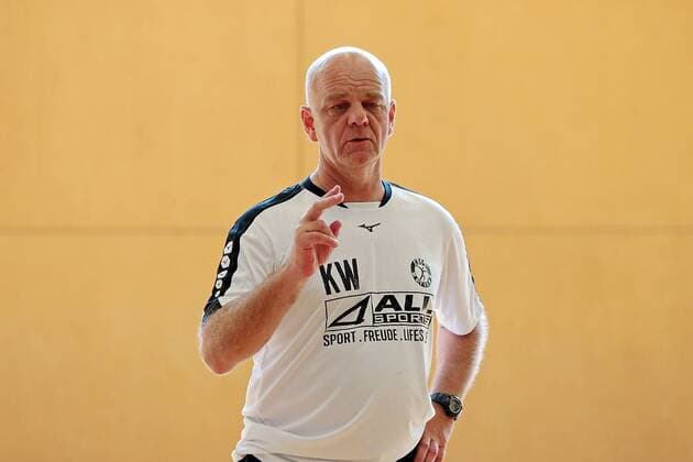 18.07.2018, xovx, Handball HBL, HSG Wetzlar Trainingslager in Kappl emspor, Trainer Kai Wandschneider (HSG Wetzlar) begrüßt die Spieler zum Training Kappl