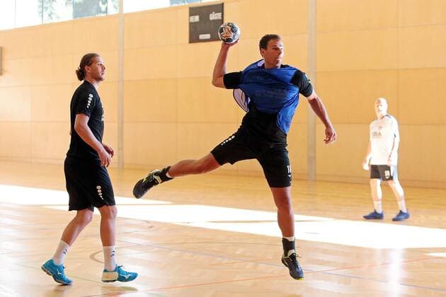 18.07.2018, xovx, Handball HBL, HSG Wetzlar Trainingslager in Kappl emspor, Erste Spielzüge wedredn ausprobiert, v.l. Olle Forsell Schefvert (HSG Wetzlar), Nils Torbrügge (HSG Wetzlar). Kappl