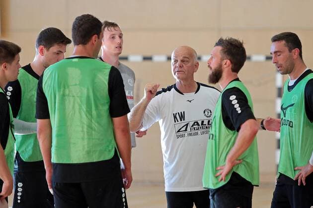 18.07.2018, xovx, Handball HBL, HSG Wetzlar Trainingslager in Kappl emspor, Trainer Kai Wandschneider (HSG Wetzlar) erklärt die nächsten Spielzüge. Kappl
