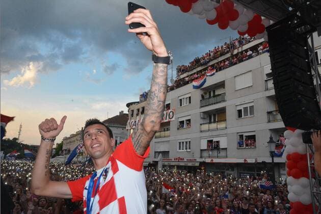 (180719) -- SLAVONSKI BROD, July 19, 2018 -- Mario Mandzukic of Croatian national football team takes a selfie during welcome celebration in Slavonski Brod, Croatia, July 18, 2018. Croatia won the second place at the 2018 World Cup in Russia. ) (SP)CROATIA-SLAVONSKI BROD FIFA World Cup WM Weltmeisterschaft Fussball CELEBRATION IvicaxGalovic 