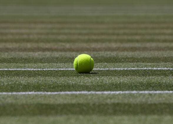 Wimbledon Feature, Tennisball auf dem Rasen, Nahaufnahme, Detail, Symbol, Copyright: xJuergenxHasenkopfx