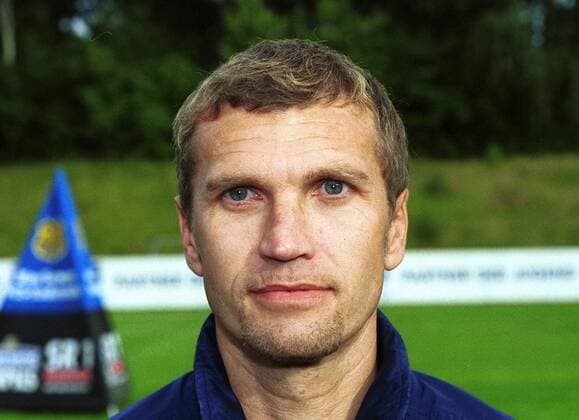 Vorstellung der Mannschaft des 1. FC Saarbrücken zur Saison 2001 2002 am 18. Juni 2001 auf dem Sportfeld des FC: Teamchef Thomas von Heesen.