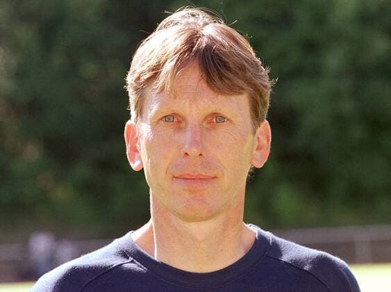 Der 1. FC Saarbruecken spielt in der kommenden Saison in der 2. Bundesliga. In Quierschied stellte sich am Freitag, 21. Juli 2000, die Mannschaft 2000 2001 vor: Im Bild Co-TrainerWerner Melzer