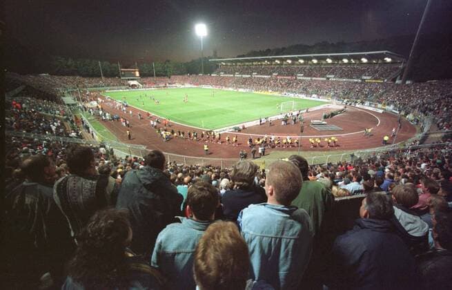Fußball, Stadiongeschichte 1. FC Saarbrücken DFB Pokal: 1. FC Saarbruecken gegen 1. FC Kaiserslautern 24.9.1997 Blick ins ausverkaufte Stadion