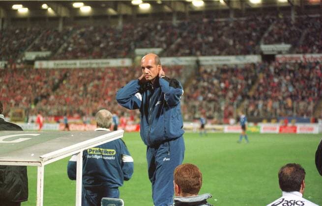 DFB Pokal: 1. FC Saarbruecken gegen 1. FC Kaiserslautern 24.9.1997 Trainer Dirk Karkuth bei einer verpassten Chance.