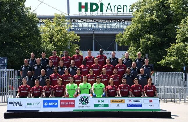 offizieller Fototermin Mannschaftsfoto Hannover 96 Hannover 96; 1.BL, Mannschaftsfoto 2018 2019, hi. Reihe v.li Videoanalysten Lars Barlemann und Tobias Holm, Josip Elez, Walace, Felipe, Waldemar Anton, Babacar Gueye, (Reha- und Athletiktrainer) Tobias Stock, Dennis Fischer und Timo Rosenberg. Reihe 3: Mannschaftsarzt Felix Hessel, Physiotherapeut Ralf Blume, Physiotherapeut Steffen Gniesmer, Physiotherapeut Jens Vergers, Physiotherapeut Andre Horn, Ihlas Bebou, Niclas Füllkrug, Kevin Wimmer, Timo Hübers, Co-Trainer Asif Saric, Torwarttrainer Jörg Sievers 2. Reihe: Zeugwart Raymond Saka und Servet Kaya, Noah Joel Sarenren Bazee, Edgar Prib, Miiko Albornoz, Bobby Wood, Iver Fossum, Marvin Bakalorz, Co-Trainer Volkan Bulut und Trainer AndrŽ Breitenreiter. Reihe 1: Mike Steven Bähre, Uffe Bech, Linton Maina, Oliver Sorg, Michael Esser, Leo Weinkauf, Philipp Tschauner, Matthias Ostrzolek, Julian Korb, Pirmin Schwegler, Takuma Asano.