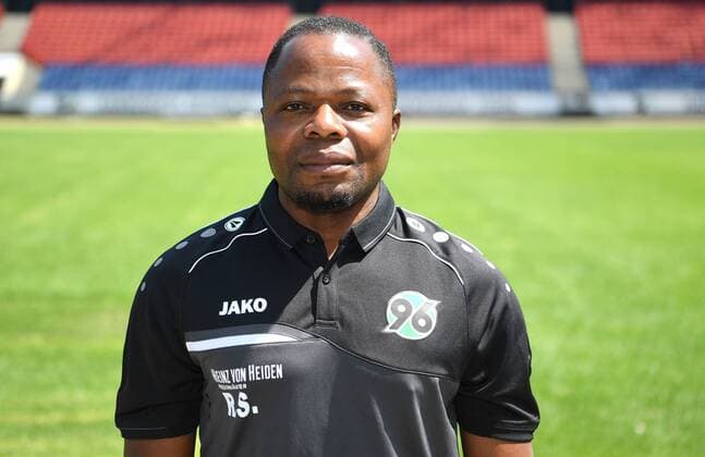 offizieller Fototermin Portraitstermin Hannover 96 Raymond Saka, Zeugwart,; Hannover 96; 1.BL, Porträttermin 2018 2019