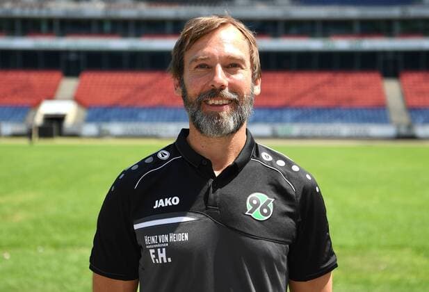 offizieller Fototermin Portraitstermin Hannover 96 Dr. Felix Hessel, Mannschaftsarzt; Hannover 96; 1.BL, Porträttermin 2018 2019