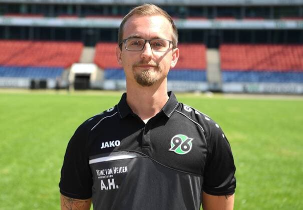 offizieller Fototermin Portraitstermin Hannover 96 AndrŽ Horn, Physiotherapeut; Hannover 96; 1.BL, Porträttermin 2018 2019