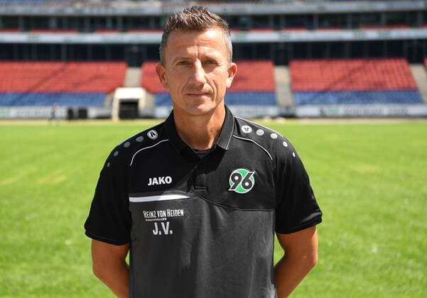 offizieller Fototermin Portraitstermin Hannover 96 Jens Vergers, Physiotherapeut; Hannover 96; 1.BL, Porträttermin 2018 2019