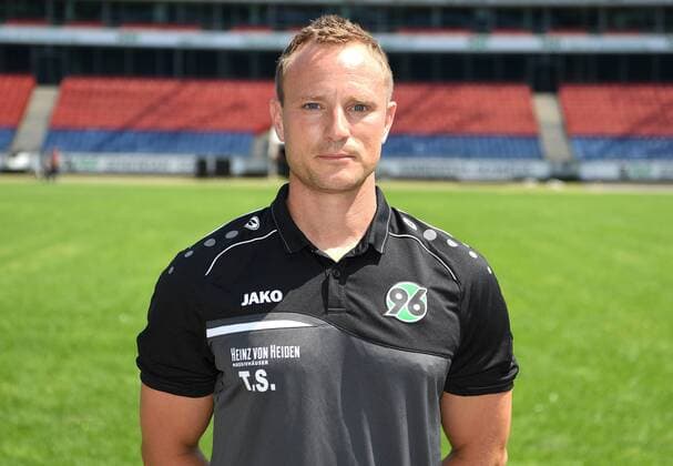 offizieller Fototermin Portraitstermin Hannover 96 Tobias Stock, Reha- und Athletiktrainer; Hannover 96; 1.BL, Porträttermin 2018 2019