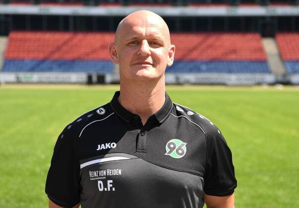 offizieller Fototermin Portraitstermin Hannover 96 Dennis Fischer, Reha- und Athletiktrainer; Hannover 96; 1.BL, Porträttermin 2018 2019
