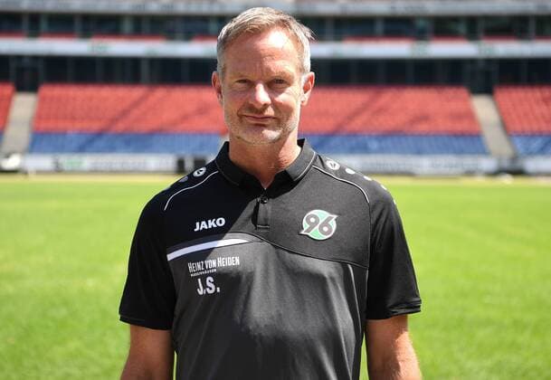 offizieller Fototermin Portraitstermin Hannover 96 Jörg Sievers, Torwarttrainer; Hannover 96; 1.BL, Porträttermin 2018 2019