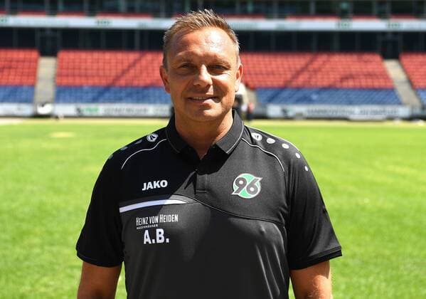 offizieller Fototermin Portraitstermin Hannover 96 AndrŽ Breitenreiter, Trainer; Hannover 96; 1.BL, Porträttermin 2018 2019