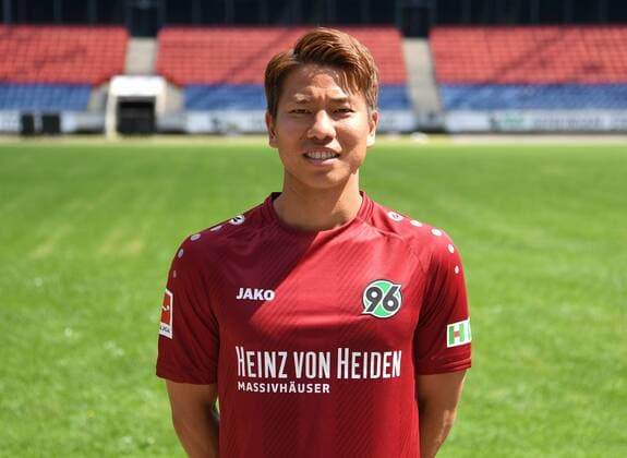 offizieller Fototermin Portraitstermin Hannover 96 Takuma Asano; Hannover 96; 1.BL, Porträttermin 2018 2019
