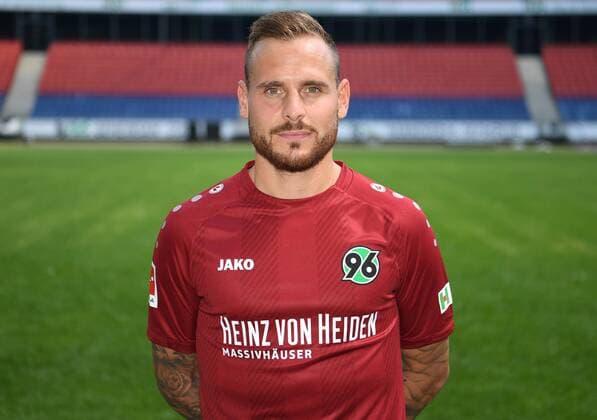 offizieller Fototermin Portraitstermin Hannover 96 Marvin Bakalorz; Hannover 96; 1.BL, Porträttermin 2018 2019