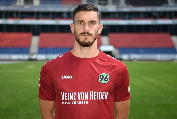offizieller Fototermin Portraitstermin Hannover 96 Josip Elez; Hannover 96; 1.BL, Porträttermin 2018 2019