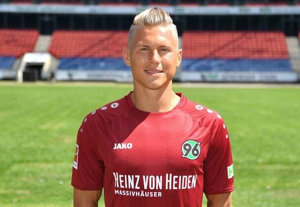 offizieller Fototermin Portraitstermin Hannover 96 Matthias Ostrzolek; Hannover 96; 1.BL, Porträttermin 2018 2019