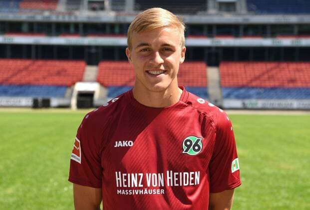 offizieller Fototermin Portraitstermin Hannover 96 Timo Hübers; Hannover 96; 1.BL, Porträttermin 2018 2019