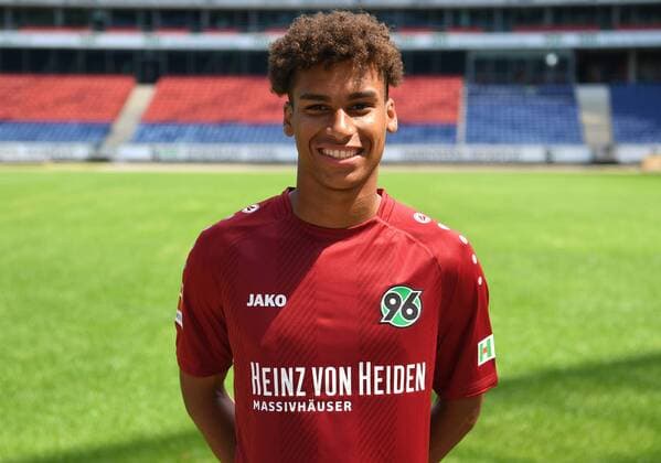 offizieller Fototermin Portraitstermin Hannover 96 Linton Maina; Hannover 96; 1.BL, Porträttermin 2018 2019