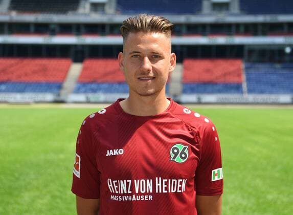 offizieller Fototermin Portraitstermin Hannover 96 Waldemar Anton; Hannover 96; 1.BL, Porträttermin 2018 2019 *** official photo opportunity Hannover 96 Portrait Date Waldemar Anton Hannover 96 1 BL Portrait Date 2018 2019 nordphotoxJaspersen nph00001