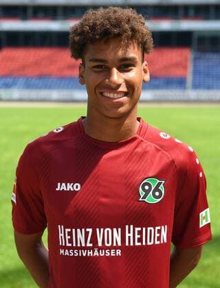 offizieller Fototermin Portraitstermin Hannover 96 Linton Maina; Hannover 96; 1.BL, Porträttermin 2018 2019