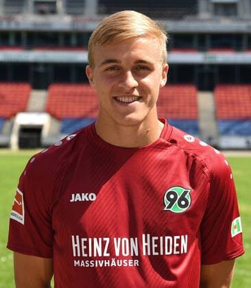 offizieller Fototermin Portraitstermin Hannover 96 Timo Hübers; Hannover 96; 1.BL, Porträttermin 2018 2019