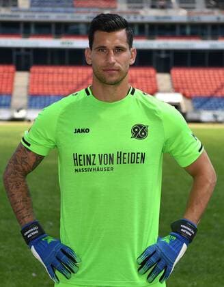 offizieller Fototermin Portraitstermin Hannover 96 Torwart Philipp Tschauner; Hannover 96; 1.BL, Porträttermin 2018 2019