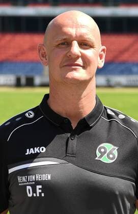 offizieller Fototermin Portraitstermin Hannover 96 Dennis Fischer, Reha- und Athletiktrainer; Hannover 96; 1.BL, Porträttermin 2018 2019