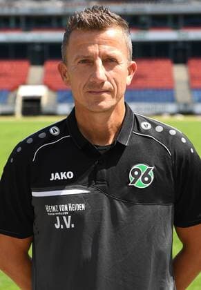 offizieller Fototermin Portraitstermin Hannover 96 Jens Vergers, Physiotherapeut; Hannover 96; 1.BL, Porträttermin 2018 2019