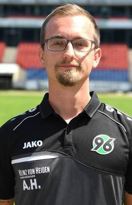 offizieller Fototermin Portraitstermin Hannover 96 AndrŽ Horn, Physiotherapeut; Hannover 96; 1.BL, Porträttermin 2018 2019