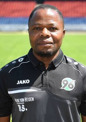 offizieller Fototermin Portraitstermin Hannover 96 Raymond Saka, Zeugwart,; Hannover 96; 1.BL, Porträttermin 2018 2019