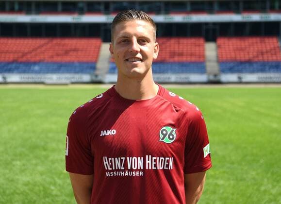 offizieller Fototermin Portraitstermin Hannover 96 Kevin Wimmer; Hannover 96; 1.BL, Porträttermin 2018 2019