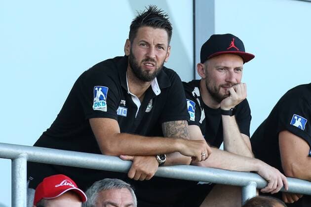 Zuschauer - Trainer Bennet Wiegert (li.) und Co-Trainer Yves Grafenhorst (SC Magdeburg) - Testspiel Saison 2018-2019 Germania Halberstadt vs. 1. FC Magdeburg im Friedensstadion in Halberstadt - Deutschland, Fussball,Handball, Mann, Maenner,18.07.2018