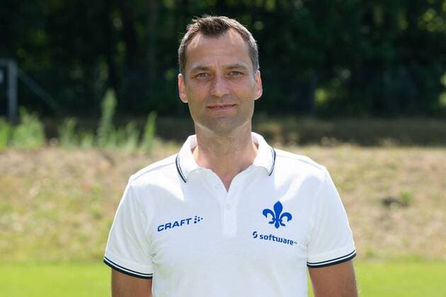 19.07.2018, xfux, Fussball 2.Bundesliga, SV Darmstadt 98 Fototermin Saison 2018 2019, PortraÌˆttermin 2018 2019, emspor, emonline, deloka, v.l. Athletiktrainer und Videoanalyst Kai Peter Schmitz; (SV Darmstadt 98) Darmstadt