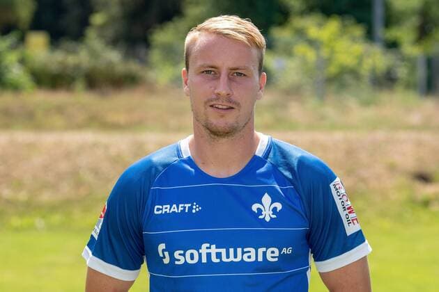 19.07.2018, xfux, Fussball 2.Bundesliga, SV Darmstadt 98 Fototermin Saison 2018 2019, PortraÌˆttermin 2018 2019, emspor, emonline, deloka, v.l. Fabian Holland; (SV Darmstadt 98) Darmstadt