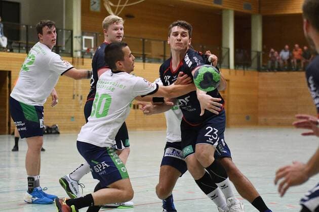 Dominic Rose (SG H2Ku Herrenberg) wirft den Ball zu einem Mitspieler, bevor der Verteidiger ihn stoppt, Testspiel HC Oppenweiler Backnang vs. SG H2Ku Herrenberg, Handball, 19.07.2018, Testspiel HC Oppenweiler Backnang vs. SG H2Ku Herrenberg, Handball, 19.07.2018 Oppenweiler Copyright: xEIBNER Florian_Schustx EP_SCHUST