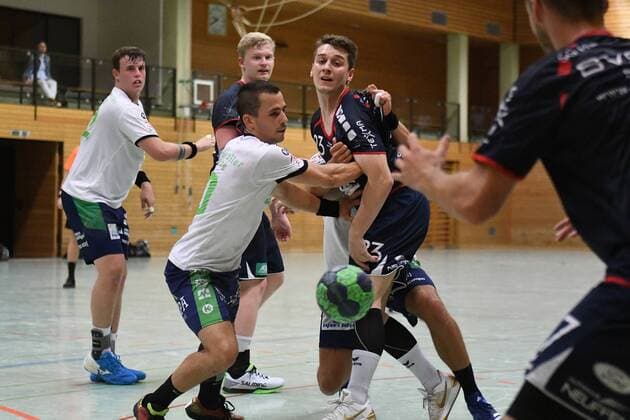 Dominic Rose (SG H2Ku Herrenberg) wirft den Ball zu Andreas Scheurle (SG H2Ku Herrenberg) bevor der Verteidiger ihn stoppt, Testspiel HC Oppenweiler Backnang vs. SG H2Ku Herrenberg, Handball, 19.07.2018, Testspiel HC Oppenweiler Backnang vs. SG H2Ku Herrenberg, Handball, 19.07.2018 Oppenweiler Copyright: xEIBNER Florian_Schustx EP_SCHUST
