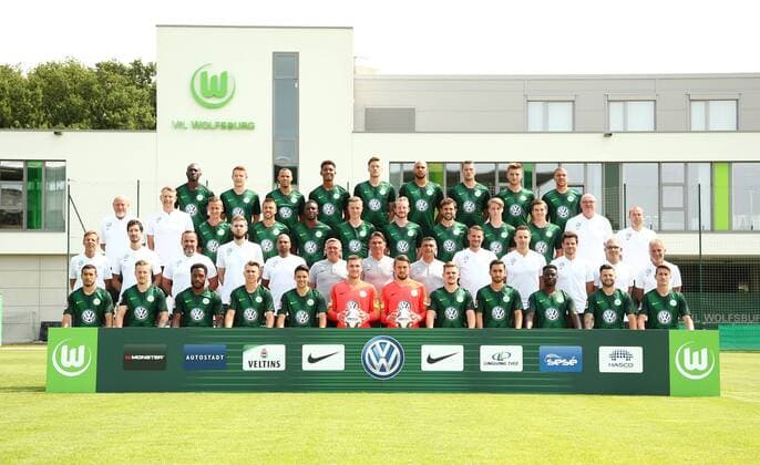 h.v.l.: Josuha Guilavogui, Paul Jaeckel, Marcel Tisserand, Ohis Felix Uduokhai, Wout Weghorst, John Anthony Brooks, Daniel Ginczek, Robin Knoche, Jeffrey Bruma 2.v.h.: Physiotherapeut Jörg Drill, Physiotherapeut Manfred Kross, Paul Seguin, Ignacio Camacho, Riechedly Bazoer, Yannick Gerhardt, Maximilian Arnold, Admir Mehmedi, Gian Luca Itter, Elvis Rexhbecaj, Zeugwart Heribert Rüttger, Zeugwart Nils Scholz, 3.v.h.: Arzt Dr. Gunter Wilhelm, Arzt Dr. Stephan Bornhardt, Chiropraktor Alexander Steinbrenner, Physiotherapeut Patrick Kasprowski, Physiotherapeut Sascha Weiß, Assistenztrainer Olaf Janßen, Trainer Bruno Labbadia, Assistenztrainer Eddy Sözer, Torwarttrainer Pascal Formann, Teammanager Philipp Wegner, Rehatrainer Christoph Tebel, Rehatrainer Michele Putaro, Athletiktrainer Günter Kern, v.v.l.: William, Marvin Stefaniak, Kaylen Hinds, Felix Klaus, Josip Brekalo, Torwart Pavao Pervan, Torwart Philip Menzel, Sebastian Jung, Yunus Malli, Paul Georges Nteb, Renato Steffen, Paul Verhaegh Fußball Fussball DFL erste 1.Bundesliga Herren Saison 2018 2019 20.07.2018 VfL Wolfsburg Mannschaftsfoto Porträttermin Kader, Porträt, Vorstellung, Präsentation, Pressetermin