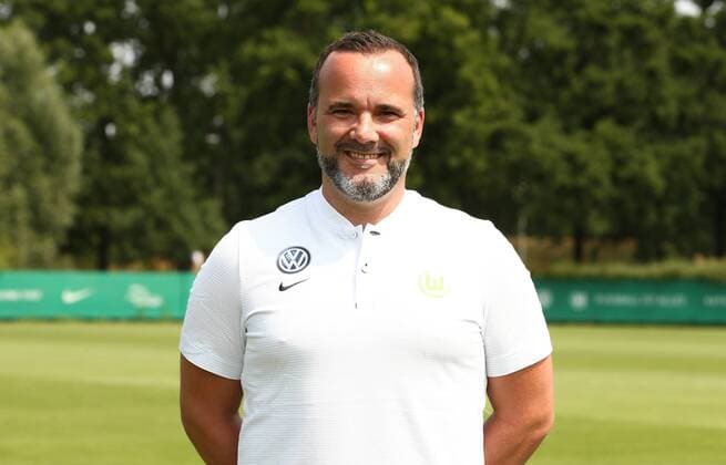 Chiropraktor Alexander Steinbrenner Fußball Fussball DFL erste 1.Bundesliga Herren Saison 2018 2019 20.07.2018 VfL Wolfsburg Porträttermin , Porträt, Vorstellung, Präsentation, Pressetermin