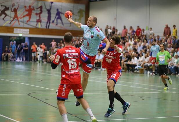 Handball Männer Esslinger Marktplatzturnier in Altbach Füchse Berlin-HBW Balingen-Weilstetten. 20.07.2018 Deutschland Handball Männer Esslinger Marktplatturnier Sporthalle Altbach, Füchse Berlin-HBW Balingen-Weilstetten. Nr.95 Paul Drux ( Füchse Berlin), Nr.22Jona Schoch ( Balingen-Weilstetten). Foto Herbert Rudel