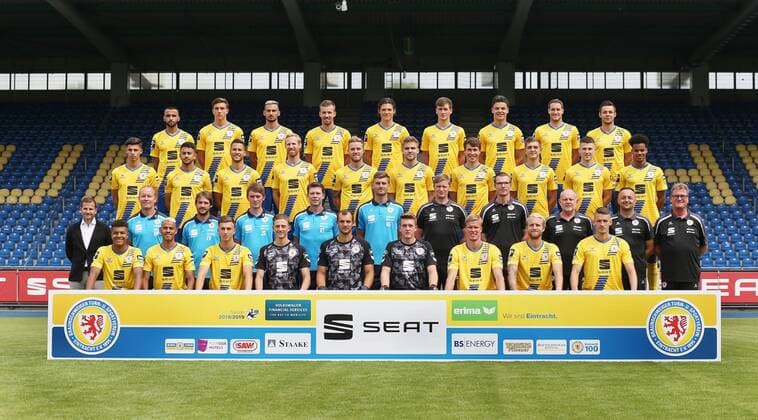 von unten, 1. Reihe: Samuel Abifade, Steffen Nkansah, Besfort Kolgeci, Roman Birjukov, Marcel Engelhardt, Yannik Bangsow, Frederik Tingager, Philipp Hofmann, Gustav Valsvik; 2. Reihe: sportlicher Leiter Marc Arnold, Cheftrainer Henrik Pedersen, Enric Valles Egido, Co-Trainer Jonas Stephan, Torwarttrainer Ronny Teuber, Reha- und Athletiktrainer Andreas Gross, Teammanager Holm Stelzer, Mannschaftsarzt Florian Brand, Leiter Physiotherapie Guenter Jonczyk, Physiotherapeut Goce Janevski, Zeugwart und Busfahrer Christian Skolik; 3. Reihe: Ivan Franjic, Ahmet Canbaz, Eric Veiga, Jonas Thorsen, Felix Burmeister, Christoffer Nyman, Nick Otto, Michal Fasko, Robin Becker, Ayodele Adetula; 4. Reihe: Mergim Fejzullahu, Malte Amundsen, Onur Bulut, David Sauerland, Leon Buerger, Yari Otto, Jan-Lukas Funke, Stephan Fuerstner, Niko Kijewski (Eintracht Braunschweig)