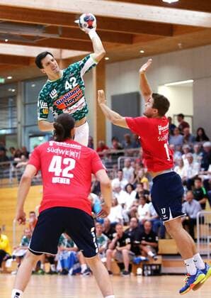 BAU 20.7.2018 Leinfelden-Echterdingen Handball FRISCH AUF! Göppingen vs. SG BBM Bietigheim, oben Nemanja Zelenovic (Göppingen), unten v.l. Patrick Weber, Michael Oehler (BBM)
