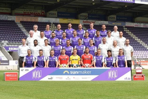 Fußball 3. Liga Porträttermin 2018 2019 VfL Osnabrück am 10.07.2018 an der Bremer Brücke in Osnabrück 4. Reihe v.l.n.r.: Dr. Thomas Herzig (Mannschaftsarzt), Tim Danneberg, Felix Schiller, Luca Pfeiffer, Maurice Trapp, Steffen Tigges, Marc Heider, Björn Ernst (Osteopath) 3. Reihe v.l.n.r.: Manfred Glüsenkamp (Sportpsychologe), Mario Richter (Zeugwart), Marcos Alvarez, Manuel Farrona Pulido, Konstantin Engel, Bashkim Renneke, Etienne Amenyido, Günter Schröder (Physiotherapeut), Lennart Bartling (Physiotherapeut) 2. Reihe v.l.n.r.: Benjamin Schmedes (Sportdirektor), Daniel Thioune (Cheftrainer), Merlin Polzin (Co-Trainer), Simon Haubrock, Ulrich Taffertshofer, Alexander Dercho, Adam Susac, Rolf Meyer (Torwarttrainer), Patrick Jochmann (Athletiktrainer), Julius Ohnesorge (Assistent Sportdirektor Teammanager) 1. Reihe v.l.n.r.: Anas Ouahim, Kamer Krasniqi, David Blacha, Nils Körber, Laurenz Beckemeyer, Philipp Kühn Kuehn, Sebastian Klaas, Felix Agu, Tim Möller Moeller Es fehlt: Furkan Zorba