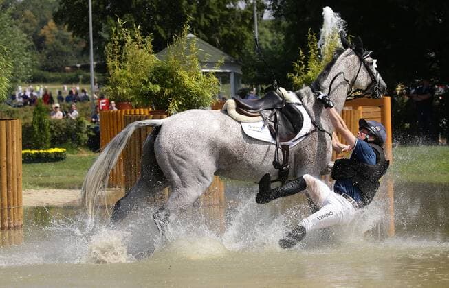Sport Themen der Woche KW29 Sport Bilder des Tages Aachen , Reiten , Vielseitigkeit , Gelände , DHL Preis , Sturz von Oliver Townend ( GBR ) auf Ballaghmor Class *** Aachen riding versatility terrain DHL price crash of Oliver Townend GBR on Ballaghmor Class