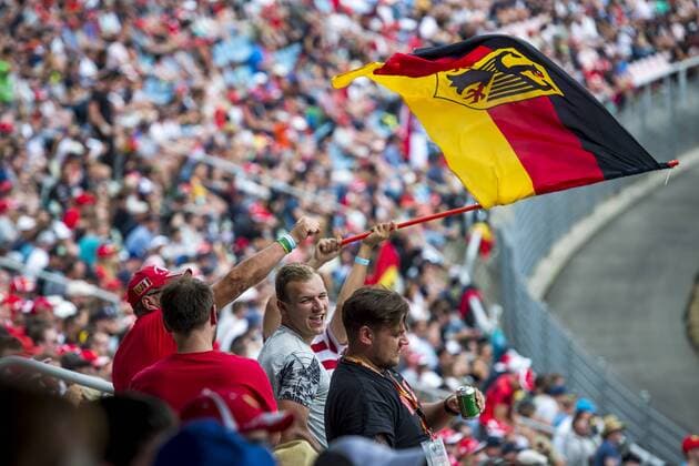 Motorsport: Formel 1, Saison 2018 2019, Qualifying am Samstag, 21.07.2018 am Hockenheimring in Hockenheim (Deutschland). Die Fans in der Sachskurve im Motodrome jubeln nach der Pole Position von Sebastian Vettel (Scuderia Ferrari). Copyright: xInderliedx