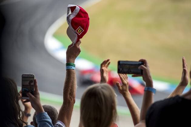 Motorsport: Formel 1, Saison 2018 2019, Qualifying am Samstag, 21.07.2018 am Hockenheimring in Hockenheim (Deutschland). Die Fans jubeln nach der Pole Position, als Sebastian Vettel (Scuderia Ferrari) vorbeifährt. Copyright: xInderliedx
