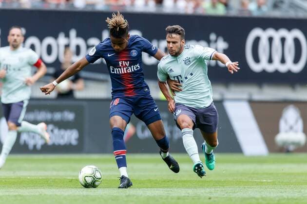 Oesterreich, Klagenfurt, 21.07.2018, International Champions Cup, Paris Saint-Germain - FC Bayern Muenchen Christopher Nkunku (PSG) und Juan Bernat (FCB) im Zweikampf ( DeFodi507