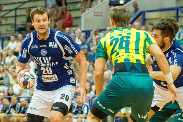 Csaba Szücs ( 20, Bergischer HC) im Angriff gegen Dominick Waldhof ( 26, VfL Eintracht Hagen) Bergischer HC vs. VfL Eintracht Hagen, Handball, Testspiel, 21.07.18 Solingen NRW Deutschland Klingenhalle